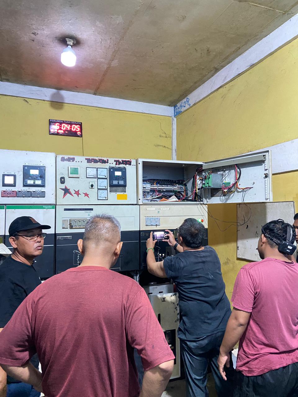 Direktur Utama Perusahaan Umum Daerah Tuah Sekata Tinjau Gangguan Feeder 2